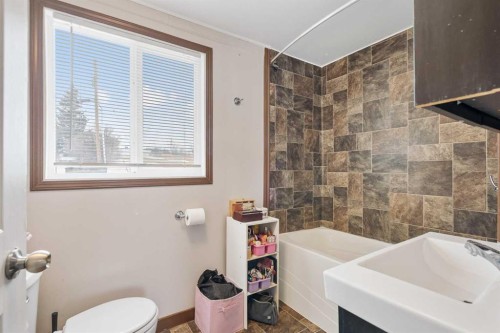 4802 49 Avenue, Kitscoty, AB - Indoor Photo Showing Bathroom