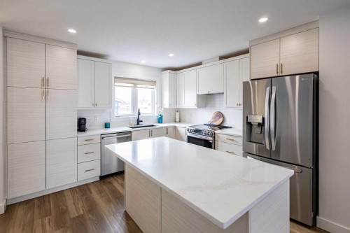 2713 11 Avenue, Wainwright, AB - Indoor Photo Showing Kitchen With Upgraded Kitchen