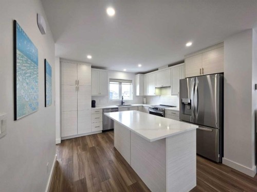 2713 11 Avenue, Wainwright, AB - Indoor Photo Showing Kitchen With Upgraded Kitchen