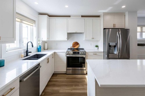 2713 11 Avenue, Wainwright, AB - Indoor Photo Showing Kitchen With Double Sink With Upgraded Kitchen