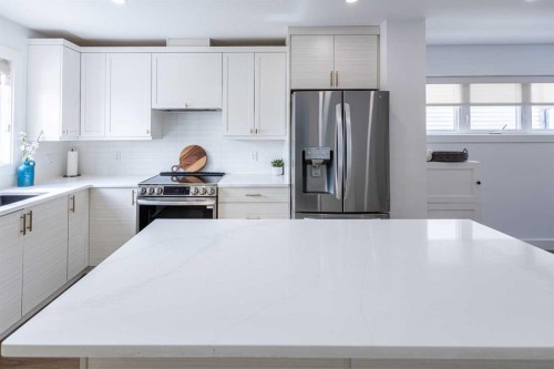 2713 11 Avenue, Wainwright, AB - Indoor Photo Showing Kitchen With Upgraded Kitchen