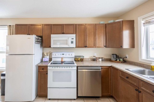 1-2602 11 Avenue, Wainwright, AB - Indoor Photo Showing Kitchen