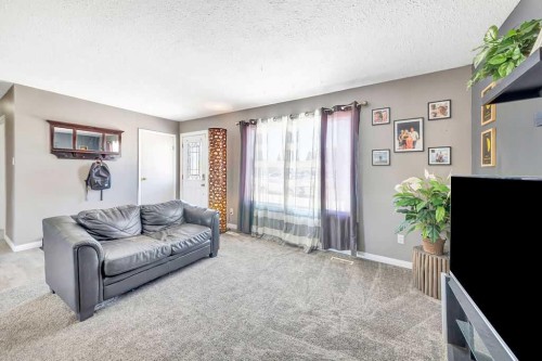 3109 47 Avenue, Lloydminster, SK - Indoor Photo Showing Living Room