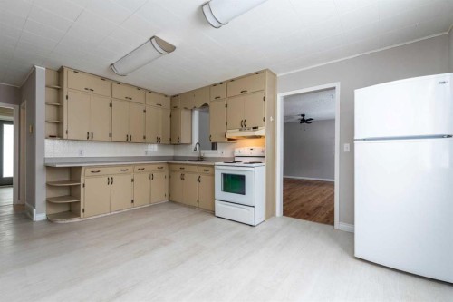 202-1St Street West, Lashburn, SK - Indoor Photo Showing Kitchen With Double Sink