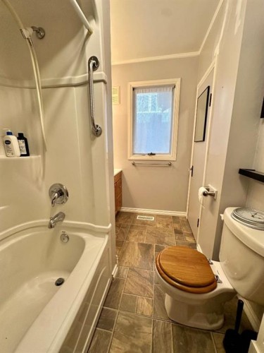 1217 4 Avenue, Wainwright, AB - Indoor Photo Showing Bathroom