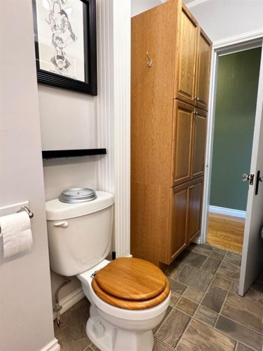 1217 4 Avenue, Wainwright, AB - Indoor Photo Showing Bathroom