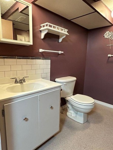 1217 4 Avenue, Wainwright, AB - Indoor Photo Showing Bathroom