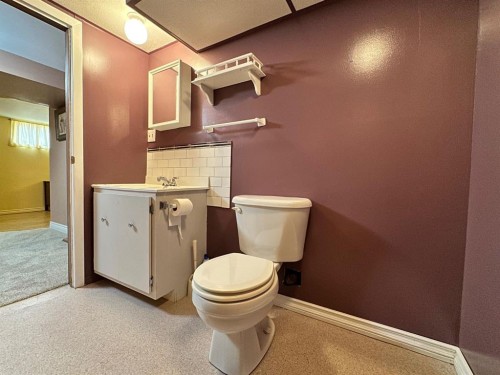 1217 4 Avenue, Wainwright, AB - Indoor Photo Showing Bathroom