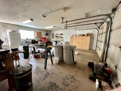 1217 4 Avenue, Wainwright, AB - Indoor Photo Showing Garage