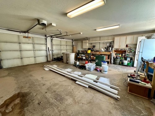 1217 4 Avenue, Wainwright, AB - Indoor Photo Showing Garage