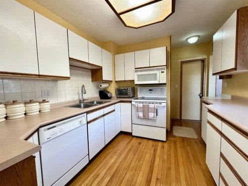 1217 4 Avenue, Wainwright, AB - Indoor Photo Showing Kitchen With Double Sink