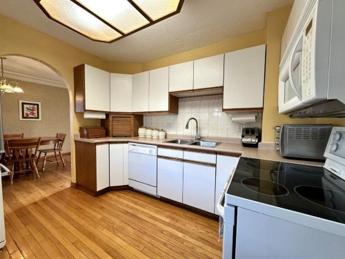1217 4 Avenue, Wainwright, AB - Indoor Photo Showing Kitchen With Double Sink