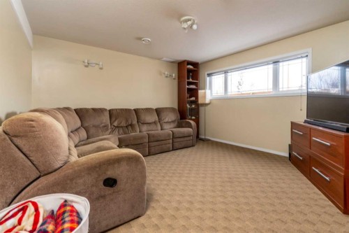 2912 65 Avenue Place, Lloydminster, AB - Indoor Photo Showing Living Room
