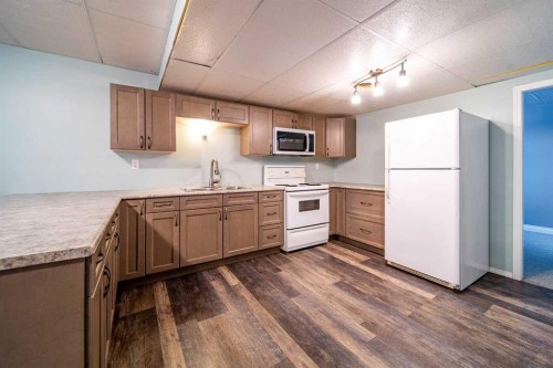 805 10 Avenue, Wainwright, AB - Indoor Photo Showing Kitchen With Double Sink