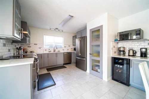 1657 6 Avenue, Wainwright, AB - Indoor Photo Showing Kitchen