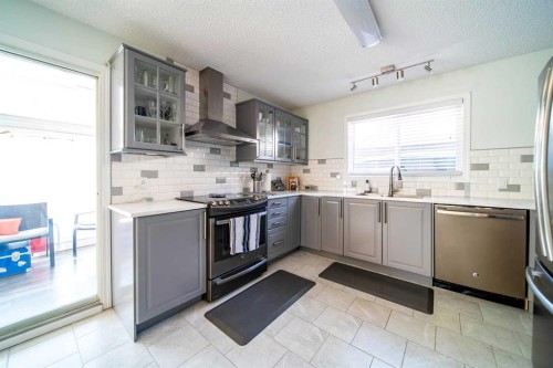 1657 6 Avenue, Wainwright, AB - Indoor Photo Showing Kitchen With Upgraded Kitchen
