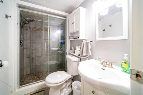 1657 6 Avenue, Wainwright, AB - Indoor Photo Showing Bathroom