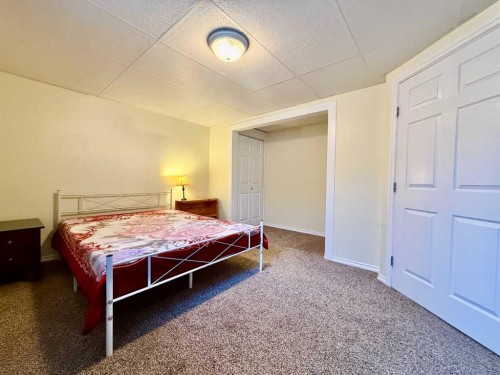 2837 12 Avenue, Wainwright, AB - Indoor Photo Showing Bedroom