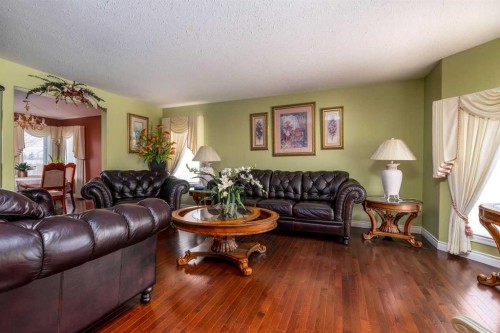 4002 60 Avenue, Lloydminster, AB - Indoor Photo Showing Living Room