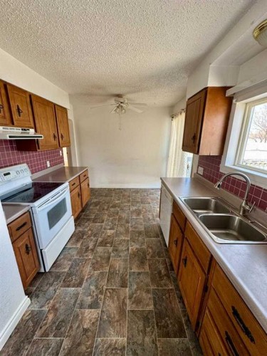 1105 15 Street, Wainwright, AB - Indoor Photo Showing Kitchen With Double Sink