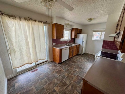1105 15 Street, Wainwright, AB - Indoor Photo Showing Kitchen With Double Sink