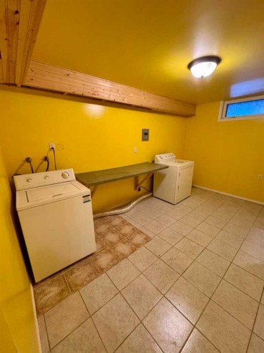 1105 15 Street, Wainwright, AB - Indoor Photo Showing Laundry Room