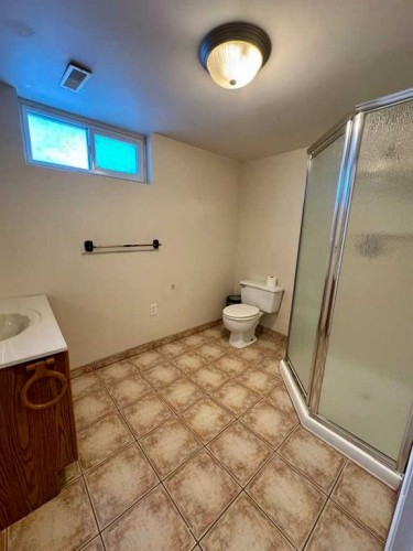 1105 15 Street, Wainwright, AB - Indoor Photo Showing Bathroom