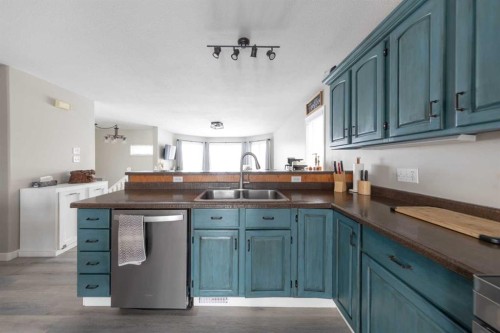 2611 43 Avenue, Lloydminster, SK - Indoor Photo Showing Kitchen With Double Sink
