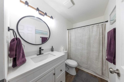 2611 43 Avenue, Lloydminster, SK - Indoor Photo Showing Bathroom