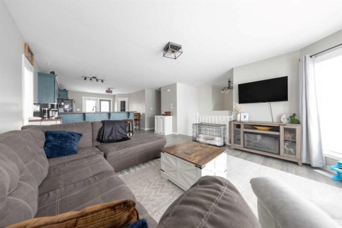 2611 43 Avenue, Lloydminster, SK - Indoor Photo Showing Living Room