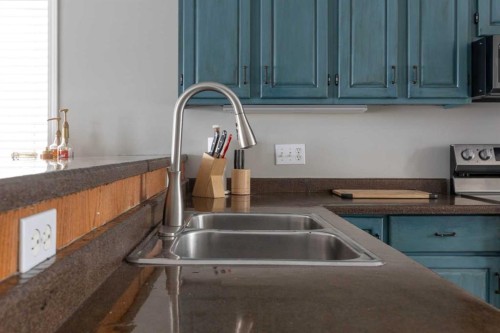 2611 43 Avenue, Lloydminster, SK - Indoor Photo Showing Kitchen With Double Sink
