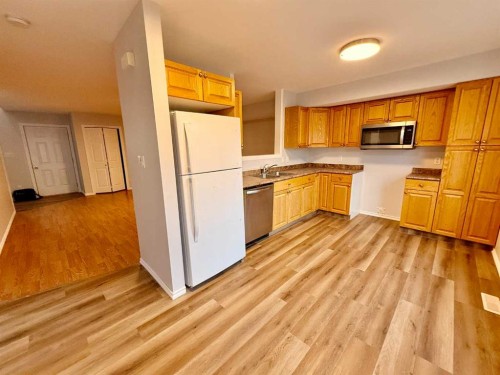 2827 12 Avenue, Wainwright, AB - Indoor Photo Showing Kitchen With Double Sink