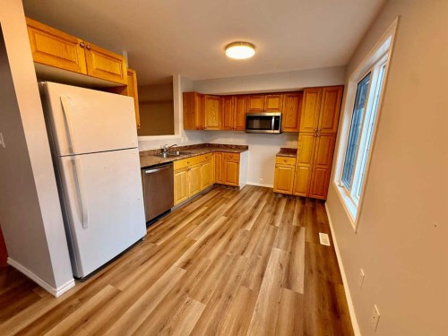 2827 12 Avenue, Wainwright, AB - Indoor Photo Showing Kitchen With Double Sink