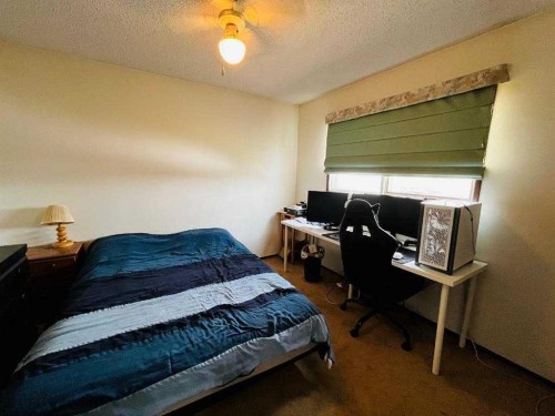 21 1 Avenue West, Derwent, AB - Indoor Photo Showing Bedroom