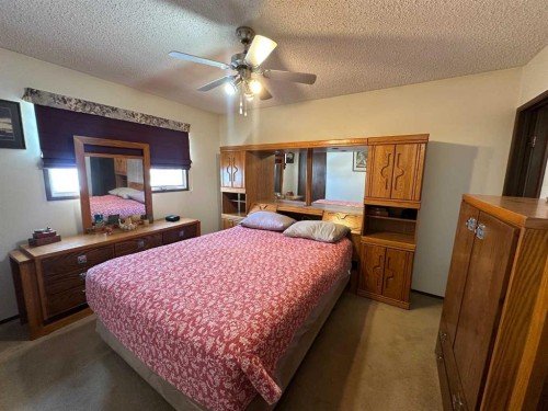 21 1 Avenue West, Derwent, AB - Indoor Photo Showing Bedroom