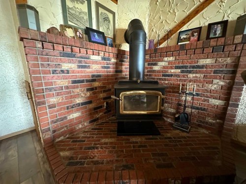21 1 Avenue West, Derwent, AB - Indoor Photo Showing Other Room