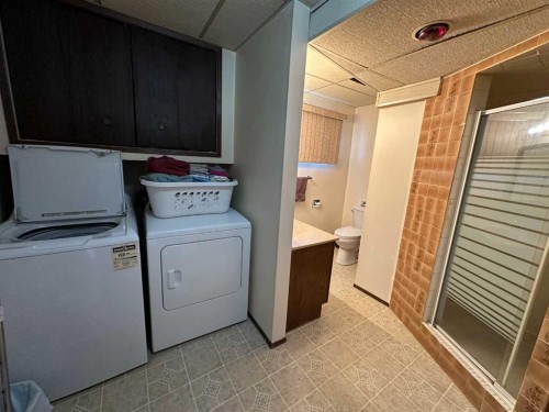 21 1 Avenue West, Derwent, AB - Indoor Photo Showing Laundry Room