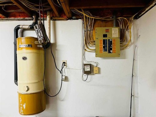 21 1 Avenue West, Derwent, AB - Indoor Photo Showing Basement