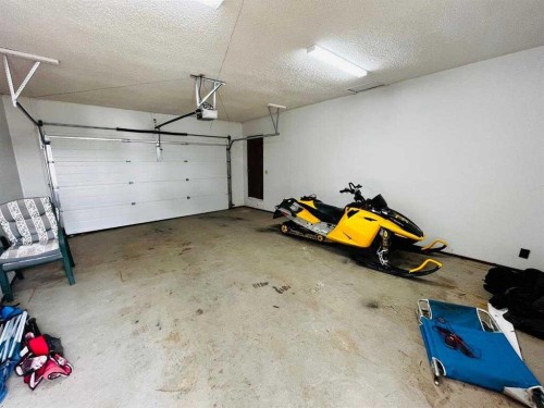 21 1 Avenue West, Derwent, AB - Indoor Photo Showing Garage