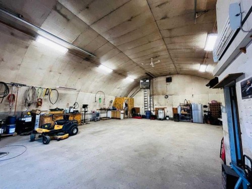 21 1 Avenue West, Derwent, AB - Indoor Photo Showing Garage