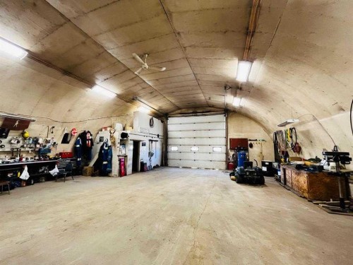 21 1 Avenue West, Derwent, AB - Indoor Photo Showing Garage