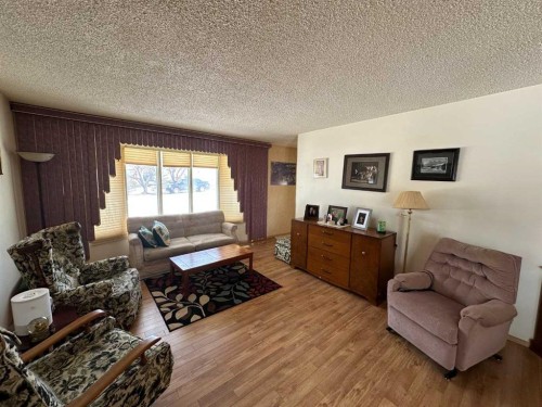 21 1 Avenue West, Derwent, AB - Indoor Photo Showing Living Room