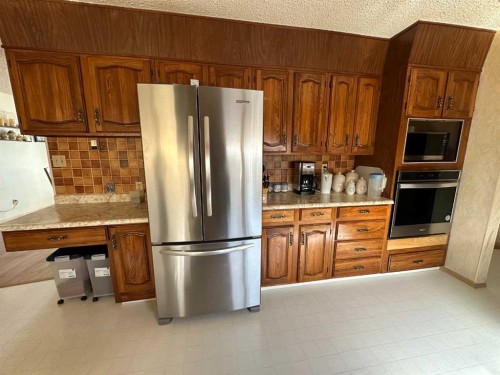 21 1 Avenue West, Derwent, AB - Indoor Photo Showing Kitchen