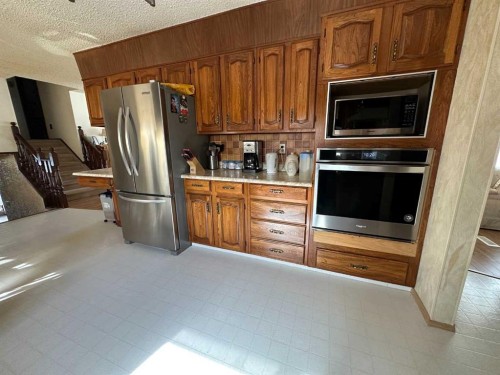 21 1 Avenue West, Derwent, AB - Indoor Photo Showing Kitchen