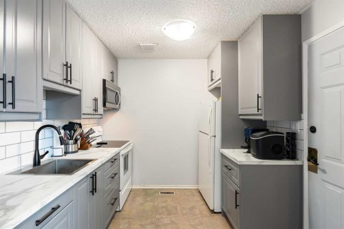 2713 47 Avenue, Lloydminster, SK - Indoor Photo Showing Kitchen
