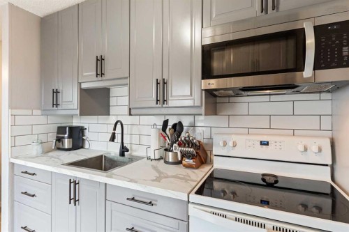2713 47 Avenue, Lloydminster, SK - Indoor Photo Showing Kitchen