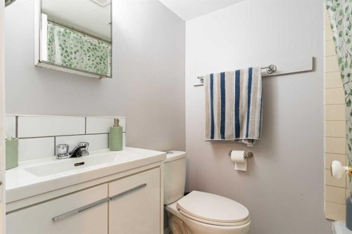 2713 47 Avenue, Lloydminster, SK - Indoor Photo Showing Bathroom