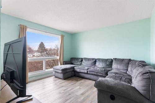 2725 47 Avenue, Lloydminster, SK - Indoor Photo Showing Living Room