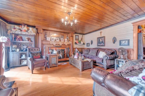3002 67 Avenue, Lloydminster, AB - Indoor Photo Showing Living Room