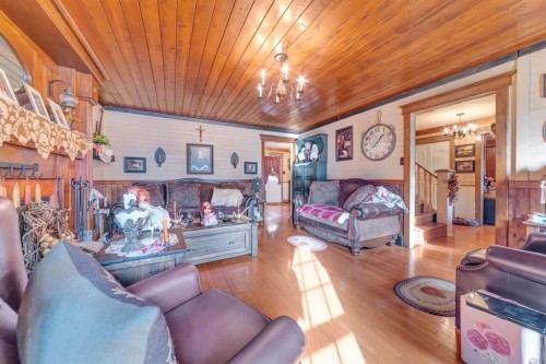 3002 67 Avenue, Lloydminster, AB - Indoor Photo Showing Living Room